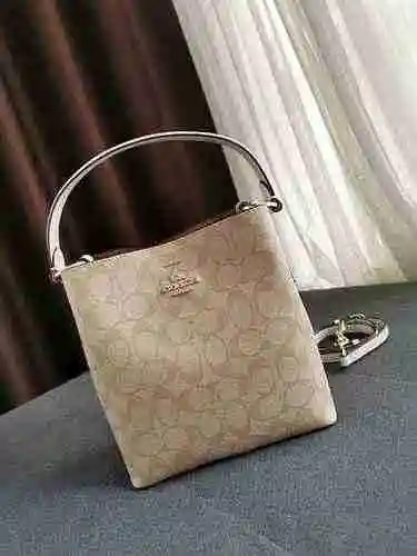 La bolsa tipo cubo CH Kouchi está hecha de material de lona importado y es una bolsa de regalo de en