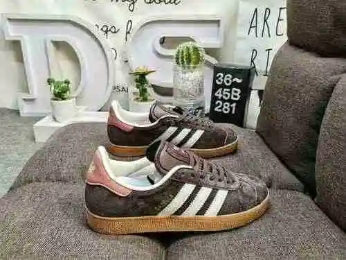 281DADIDAS GAZELLE three leaf grass pig eight skin campus casual board shoes.