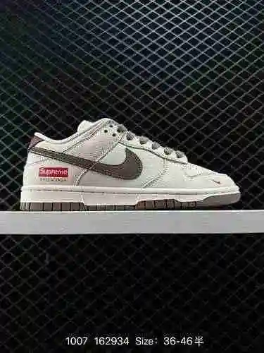 Las zapatillas clásicas y versátiles de la serie Nike Dunk Low SB cuentan con un relleno grueso en l