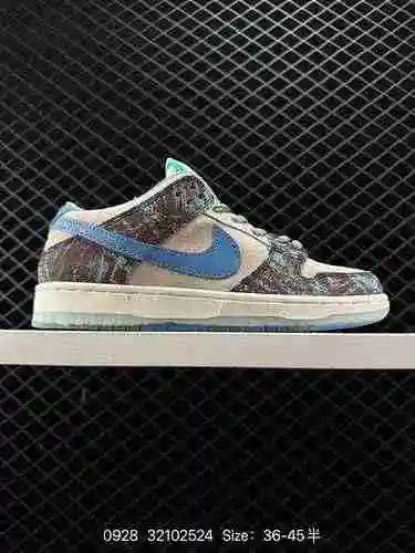 2 Nike Crenshaw Skate Club x Nike SB Dunk Low El fondo hawaiano de color burdeos y la textura verde 