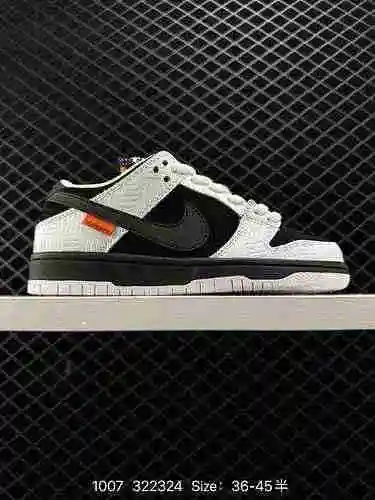 La parte superior de 2 TIGHTBOOTH x Nike SB Dunk Low está hecha de gamuza y materiales de cuero, lo 