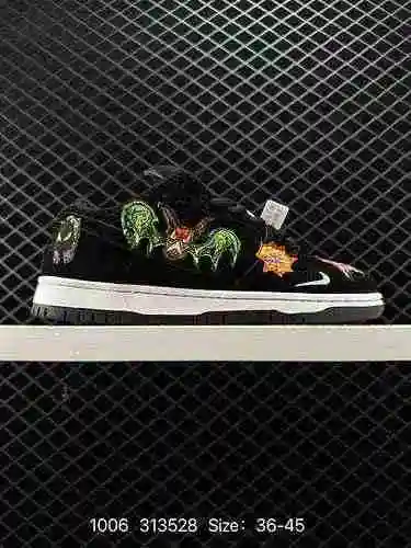 4 Neckface x Nike SB Dunk Low Black Halloween Este zapato está adornado con varios monstruos y monst