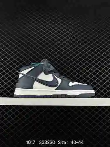Las zapatillas de skate Nike AMBUSH x SB Dunk High SB presentan una combinación de colores azul real