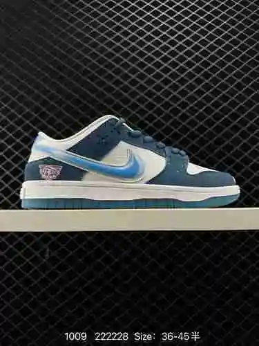La clásica y versátil serie de zapatillas Nike SB Zoom Dunk Low cuenta con una lengüeta acolchada pa