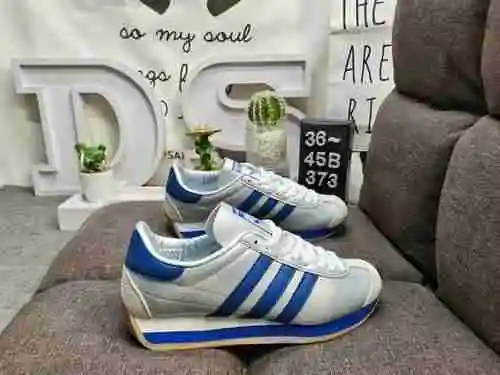The 373D company level Adidas WB Country has a sleek and elegant shoe shape with a soft rubber sole,