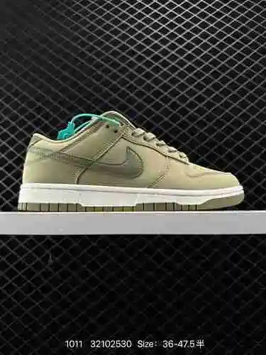 El par de zapatos Nike Dunk Low PRM Neutral Olive está hecho de cuero de alta calidad, y es emociona