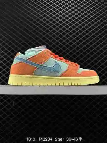 Las zapatillas clásicas y versátiles de la serie Nike Dunk Low SB cuentan con un relleno grueso en l