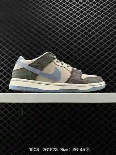 4 Nike Crenshaw Skate Club x Nike SB Dunk Low El fondo hawaiano en color burdeos y la textura verde 