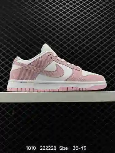 El esquema de color general de las 4 Nike Dunk Low "Pink Corduroy" de pana rosa sucio se c