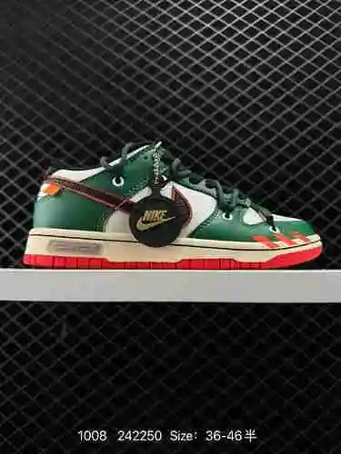 2 zapatos de skate con correa deconstruida de marca conjunta Futura x Nike Dunk Low SB a nivel de em