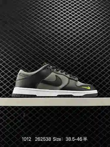 Las zapatillas clásicas y versátiles de la serie Nike Dunk Low SB cuentan con un relleno grueso en l