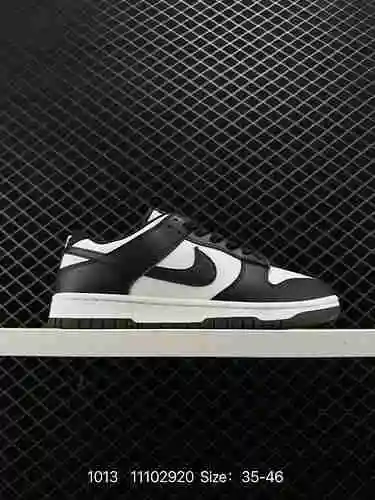 La icónica y versátil serie de zapatillas Nike SB Zoom Dunk Low presenta pandas blancos y negros par