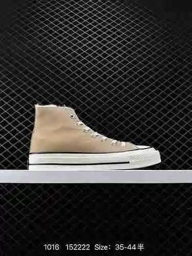 El estilo clásico de corte alto de las Converse/Converse One Star 97 presenta una parte superior de 