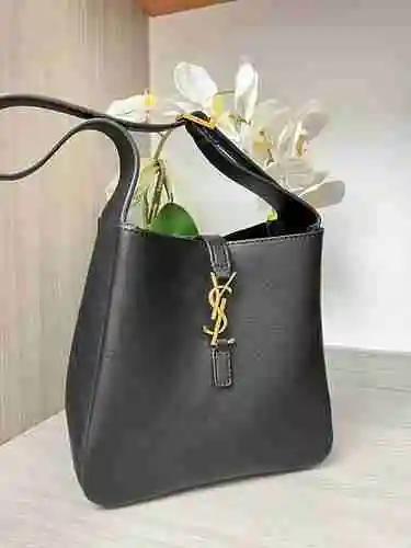 El bolso de hombro YSL Saint Laurent está hecho de piel de vaca original importada con una bolsa de 