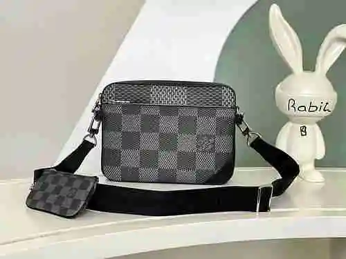 El bolso cruzado exclusivo para hombre de LV está hecho de piel de vaca original importada y una bol