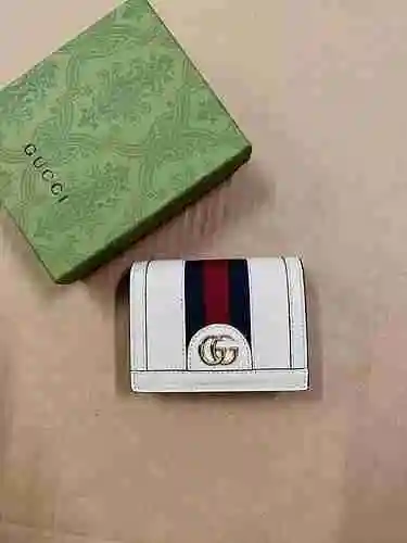 La billetera con clip corto de GUCCI adopta una bolsa de regalo de entrega de alta calidad de piel d