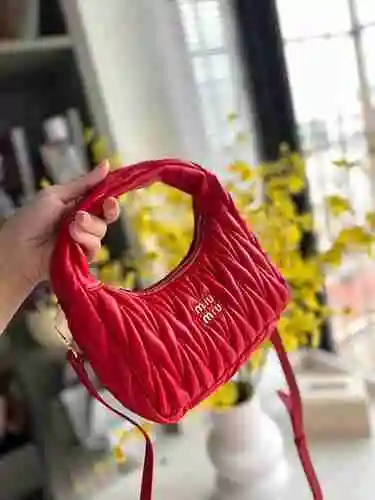 El bolso Miumiu está hecho de piel de vaca original importada con una bolsa de regalo de entrega de 