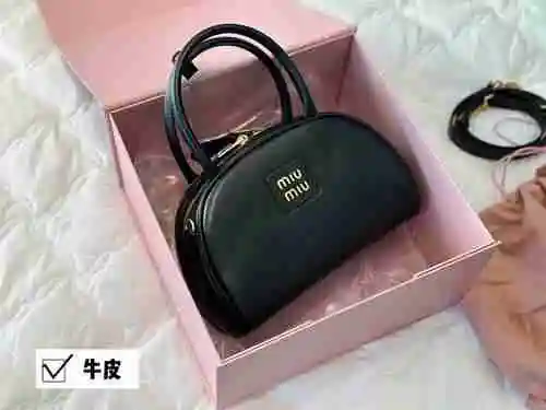 El bolso miu miu está fabricado en piel de vacuno original importada, con una bolsa de regalo de ent