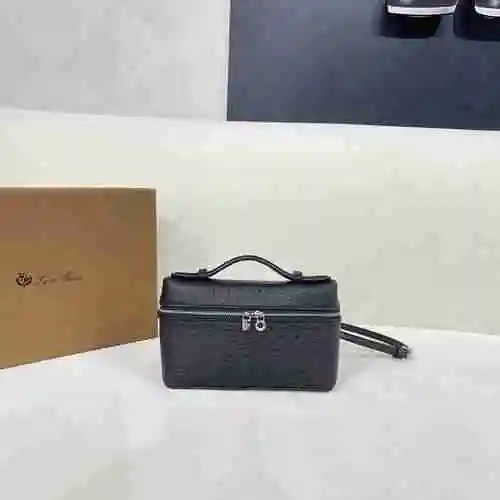 El bolso cruzado Loro Piana Nuoyu Pianya está hecho de piel de vaca original importada, con una bols
