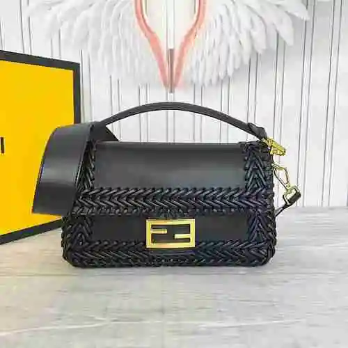 FENDI El bolso cruzado Fendi está hecho de material de lona importado, con una bolsa de regalo de en