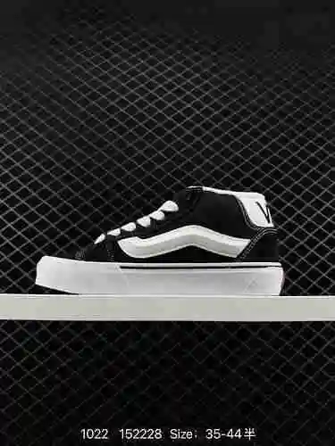 Los nuevos mocasines de media caña de Vans Knu Skool son los mocasines negros y marrones en versión 