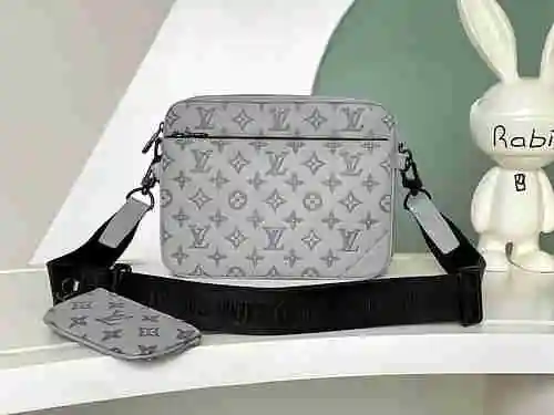 El bolso cruzado exclusivo para hombre de LV está hecho de piel de vaca original importada y una bol