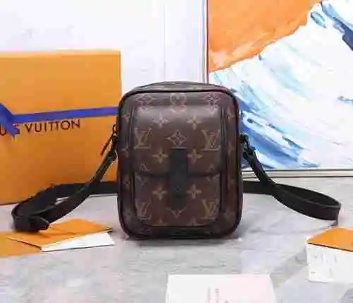 La exclusiva bolsa para teléfono móvil de LV para hombres está hecha de una bolsa de regalo de entre