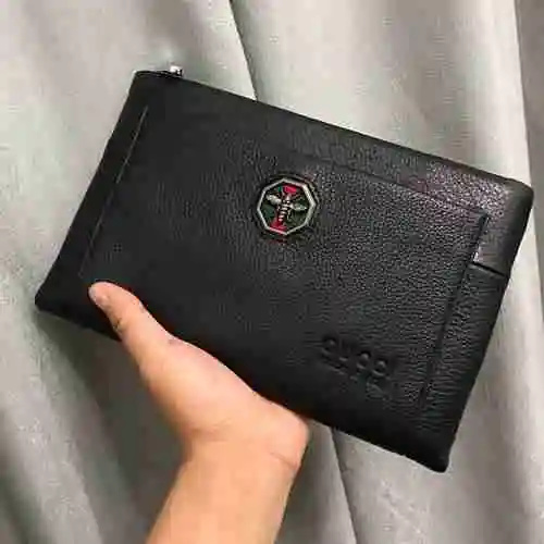 El bolso exclusivo para hombre de GUCC está hecho de piel de vaca original importada y una bolsa de 