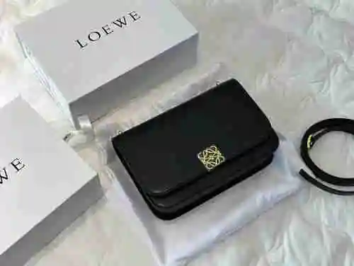 El bolso bandolera Loew Loewe está hecho de piel de vaca original importada, con una bolsa de regalo