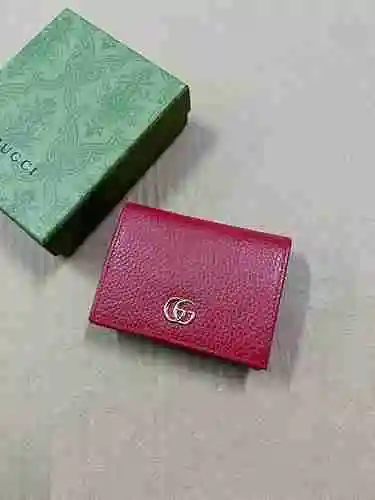 La billetera con clip corto de GUCCI adopta una bolsa de regalo de entrega de alta calidad de piel d
