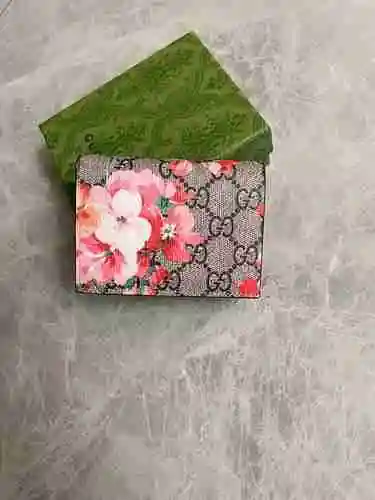 La billetera con clip corto de GUCCI adopta una bolsa de regalo de entrega de alta calidad de piel d