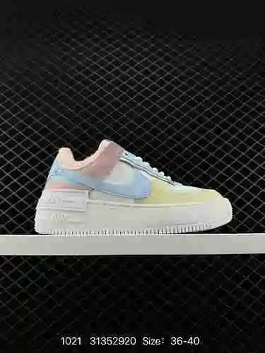 Nike WMNS Air Force Shadow es una zapatilla de tabla ligera, elevada, baja y versátil. Inyecte eleme