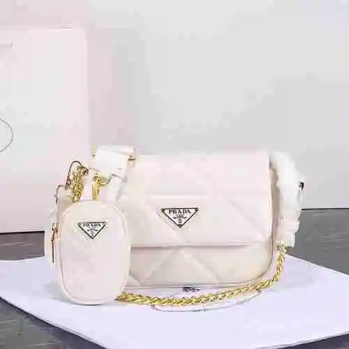 El bolso bandolera PRADA está hecho de piel de vaca original importada y una bolsa de regalo de entr