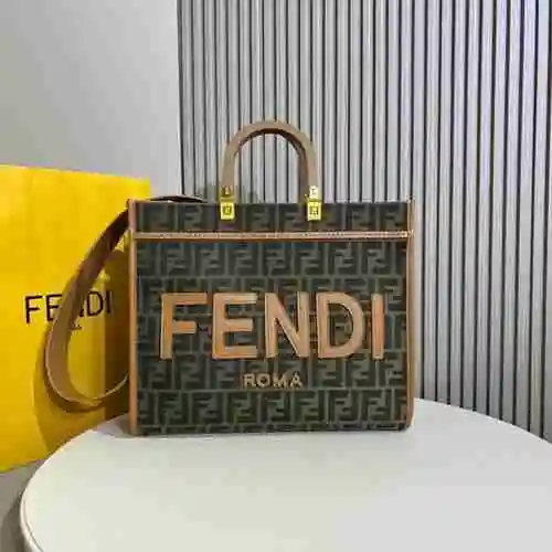 FENDI El bolso Fendi está hecho de material de lona importado, con una bolsa de regalo de entrega de