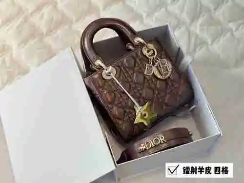 El bolso DIOR está hecho de piel de vaca original importada y una bolsa de regalo de entrega de alta