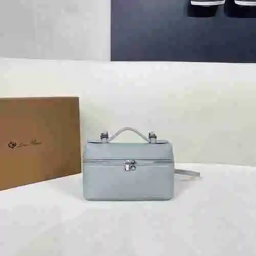 El bolso cruzado Loro Piana Nuoyu Pianya está hecho de piel de vaca original importada, con una bols