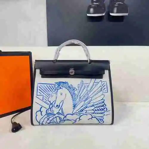 El bolso HER Hermes está hecho de piel de vaca original importada, con una bolsa de regalo de entreg