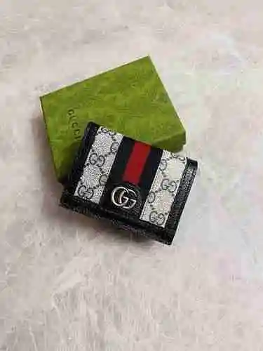 La billetera con clip corto GUCCI adopta una bolsa de regalo de entrega de alta calidad de piel de v