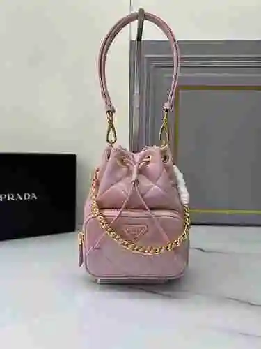 El bolso tipo cubo PRADA adopta una versión de réplica de cuero original importada de primer nivel p