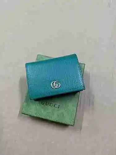 La billetera con clip corto de GUCCI adopta una bolsa de regalo de entrega de alta calidad de piel d