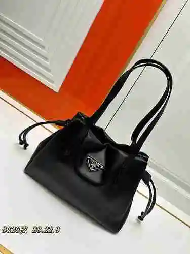 El bolso de hombro PRADA está hecho de piel de vaca original importada y una bolsa de regalo de entr