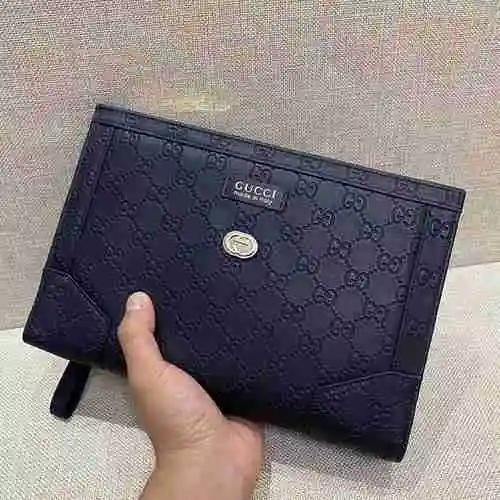El bolso exclusivo para hombre de GUCC está hecho de piel de vaca original importada y una bolsa de 