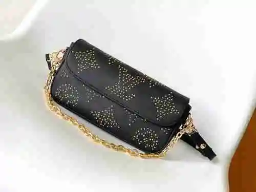 El bolso cruzado LL adopta una versión de réplica de cuero original importada de primer nivel para l