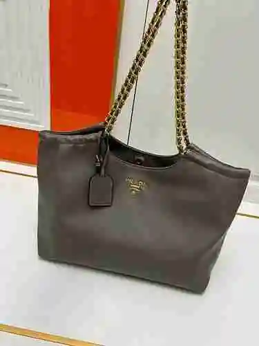 El bolso de hombro PRADA está hecho de piel de vaca original importada y una bolsa de regalo de entr