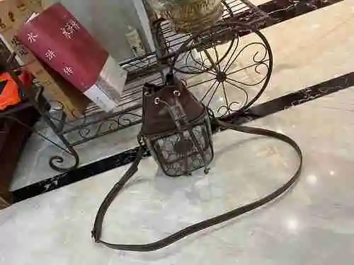 El bolso tipo cubo GUCCI está hecho de material de lona importado, con una bolsa de regalo de entreg
