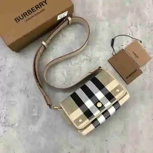 El bolso cruzado BUR Ba @ Baoli está hecho de cuero original importado de primer nivel y una versión