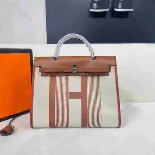 El bolso HER Hermes está hecho de piel de vaca original importada, con una bolsa de regalo de entreg