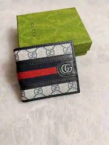 La billetera con clip corto GUCCI adopta una bolsa de regalo de entrega de alta calidad de piel de v
