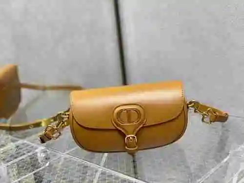 El bolso cruzado DI Home está hecho de cuero original importado de primer nivel y una versión réplic
