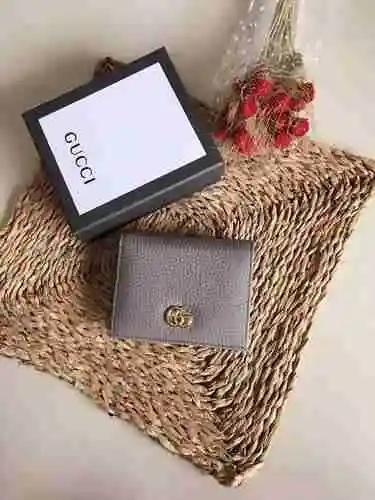 La billetera con clip corto de GUCCI adopta una bolsa de regalo de entrega de alta calidad de piel d